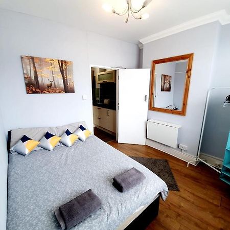 3 Bedroom Apartment Next To Westcliff-On-Sea Station Southend-on-Sea Buitenkant foto