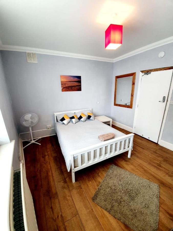 3 Bedroom Apartment Next To Westcliff-On-Sea Station Southend-on-Sea Buitenkant foto