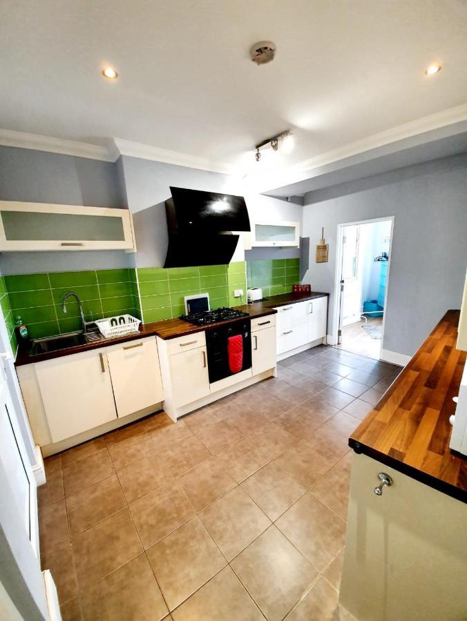 3 Bedroom Apartment Next To Westcliff-On-Sea Station Southend-on-Sea Buitenkant foto