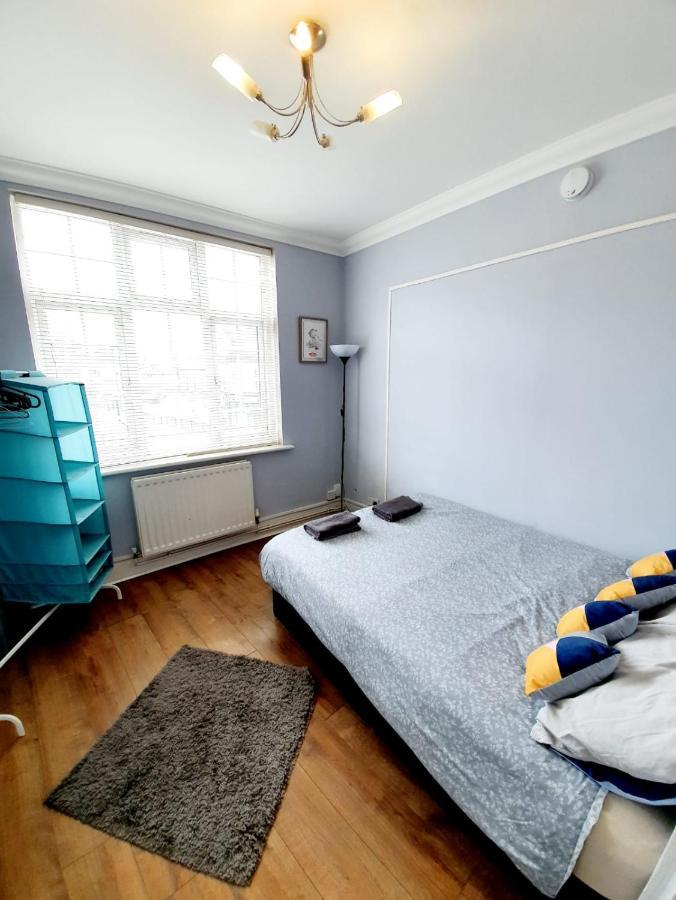 3 Bedroom Apartment Next To Westcliff-On-Sea Station Southend-on-Sea Buitenkant foto