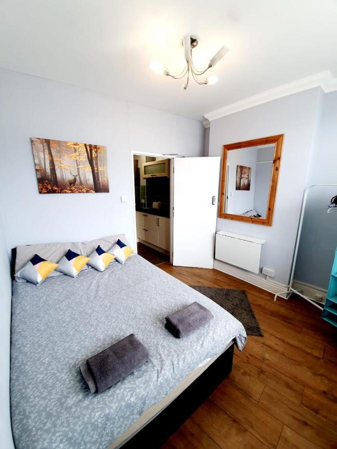 3 Bedroom Apartment Next To Westcliff-On-Sea Station Southend-on-Sea Buitenkant foto